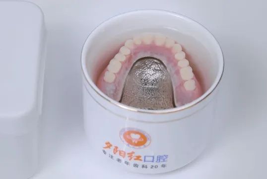假牙也要講衛(wèi)生，如何正確的清潔假牙？