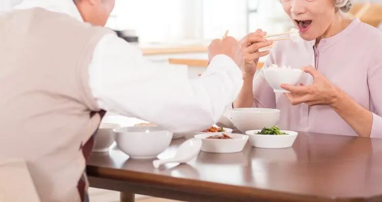 戴假牙吃東西，牙痛怎么辦？