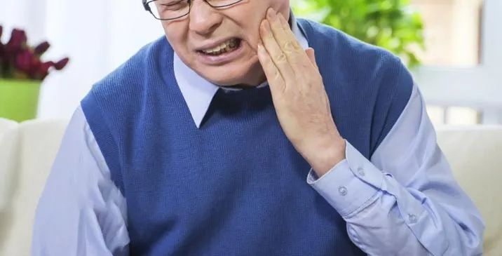 戴假牙吃東西，牙痛怎么辦？