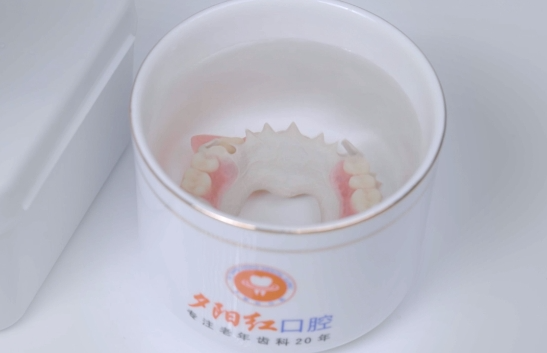關心假牙的每件小事丨如何正確保管假牙-3.png